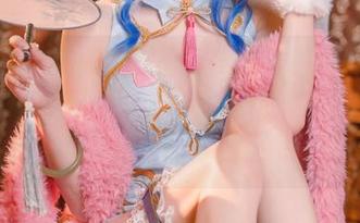 Sally Dorasnow这次不只是在拍照，还给自己玩了一把‘妹妹变量’的写真合集！
